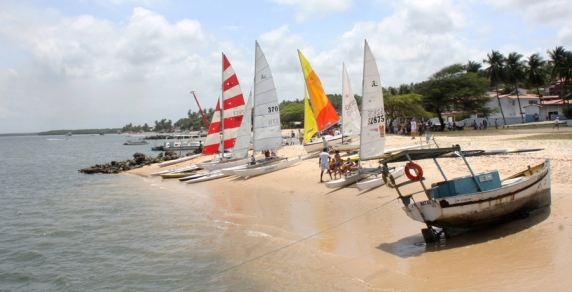 Barra do Cunhaú atrai praticantes de esportes a vela.