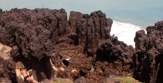 Formação rochosa da Ponta do Morcego. O local recebe este nome devido as muitas grutas nas rochas que servem de abrigo para estes mamíferos de hábitos noturnos.