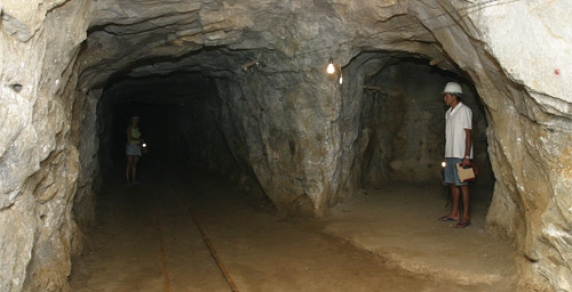 Interior da Mina Brejuí, que explora a scheelita, mineral que produz o tungstênio.