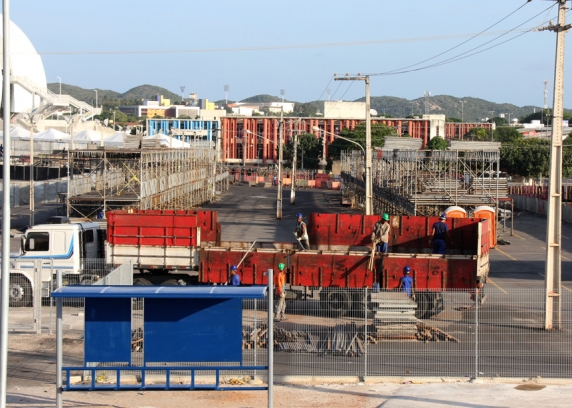 A estrutura metálica dos camarotes particulares está sendo montada na área do estacionamento do estádio Arena das Dunas.