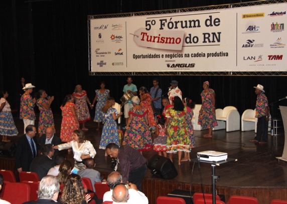 Antes da abertura do fórum, um grupo de roda de coco se apresentou no auditório Lavoisier Maia, no Centro de Convenções de Natal.