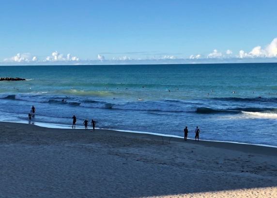 Na praia de Miami Beach os surfistas ainda pegam ondas na tarde de sexta-feira, 27 de março.