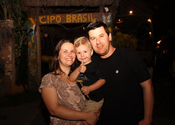 O casal de Novo Hamburgo, RS, Pierre e Alessandra, com o filho João Pedro, curtiu a pizzaria Cipó Brasil na praia de Ponta Negra. 