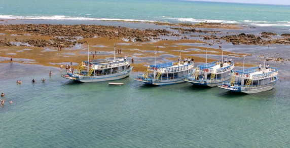 Piscinas Naturais de Pirangi e o passeio de barco da Marina Badauê.