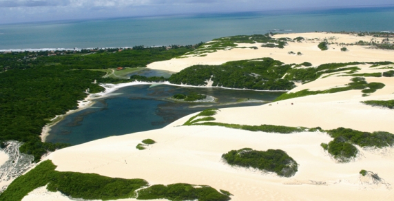 Vista área das dunas e lagoa de Genipabu