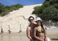 O casal Rafael e Daniela, de Passo Fundo (RS), conhecendo o Morro do Careca, na praia de Ponta Negra.