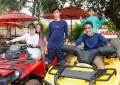 O casal Pedro e Carol, de Belo Horizonte, com os filhos João Vitor, Maria Clara e Luca, se preparando para o passeio de quadriciclo da Terra Molhada, no litoral Sul.