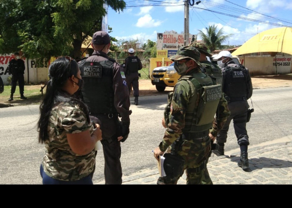 Policia Militar faz blitz no acesso a praia de Genipabu para coibir passeios de buggy