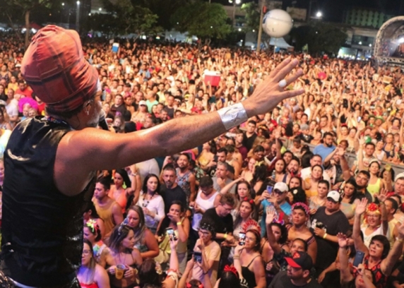 Carlinhos Brown agitou o sábado de Carnaval no Polo Ponta Negra. (foto Joana Lima/divulgação prefeitura de Natal)