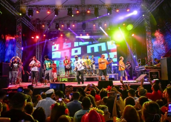 A banda carioca Monobloco faz a festa dos foliões do Polo Ponta Negra nesta noite de domingo, a partir das 22 horas. (foto divulgação)