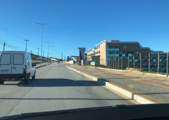 Poucos carros circulam na avenida Dinarte Mariz, a Via Costeira, onde se concentram os maiores hotéis da cidade de Natal.