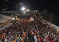 Uma multidão tomou conta da avenida Deputado Márcio Marinho na praia de Pirangi
