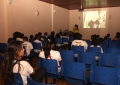 Crianças assistem palestra com vídeo sobre a atuação do Aquário Natal e preservação ambiental.