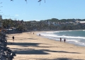 Turistas ainda andam na areia da praia de Ponta Negra no fim de tarde de sexta-feira, 27 de março.