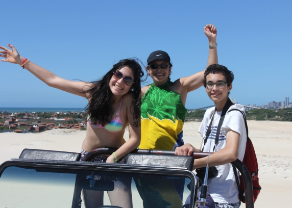 Sabrina, de São Paulo, Rose  com o filho Victor, da Flórida, Estados Unidos, curtiram o passeio de buggy nas Dunas Móveis de Genipabu.