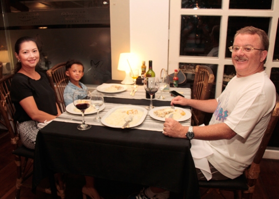 O casal Fernando Serrano e Maria Filomena Serrano com o filho Fernando Serrano Filho, de Maringa (PR), no Pacific Restaurante, na praia de Ponta Negra.