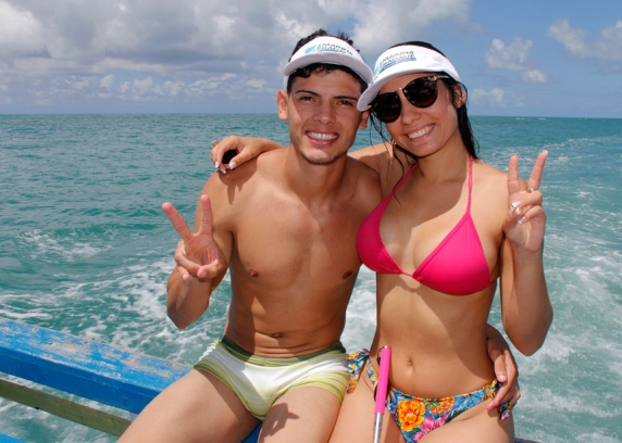 O casal Rodrigo e Ludmila, de São Vicente, São Paulo, está em lua de mel em Natal e na quarta-feira, 6 de maio, curtiu o passeio de barco da Marina Badauê.
