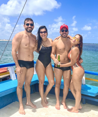 Os casais pernambucanos Raissa e Thiago (boné vermelho) e Roberta (maio preto) e Matheus no passeio de barco da Marina Badauê nas Piscinas Naturais de Pirangi.