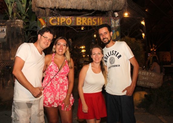 Os dois casais de Curitiba, Anderson e Juliane e Márcio e Michele, na pizzaria Cipó Brasil.