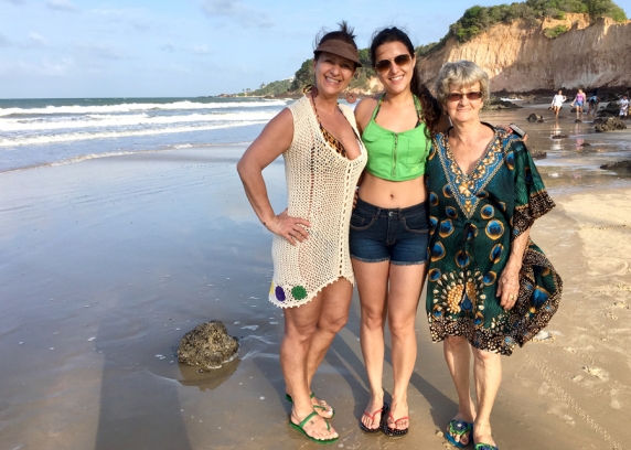 As capixabas Ledes e Helena com a mineira Lorena(centro). Mãe e avó com a neta na praia de Cotovelo, litoral Sul de Natal. As três moram em Belo Horizonte e curtem o feriadão em Natal. 13-10-2018