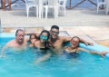 Thaís e Alan com a família reunida na piscina do restaurante Marina Badauê, na praia de Pirangi.
