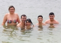 O casal Ana e Ricardo com os filhos Vitor, Vitória e Paulo na lagoa de Alcaçuz, no passeio de quadriciclo da Terra Molhada.